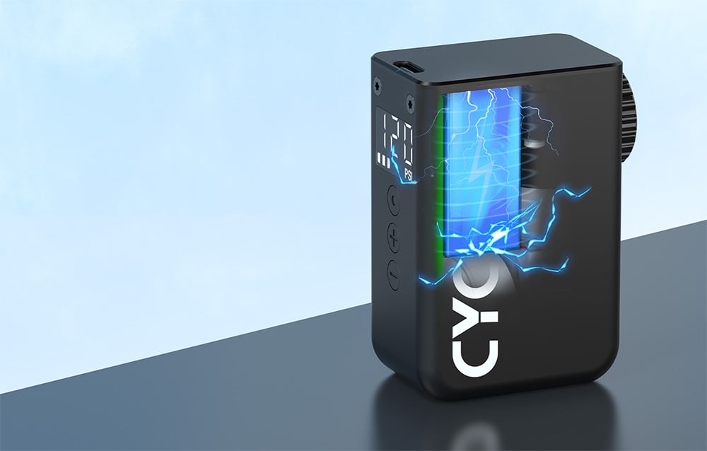 Miniaturowa czarna pompka elektryczna Cycplus AS2 ULTRA zaprezentowana u boku adapterów na ciemnym blacie.